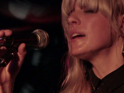 TU FAWNING – Blood Stains LIVE